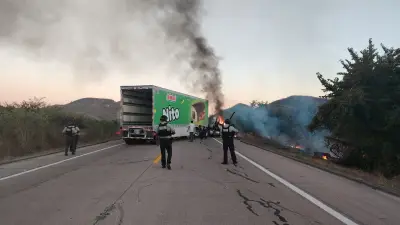 Nuevo bloqueo con tráiler incendiado en carretera Mazatlán-Tepic en Sinaloa