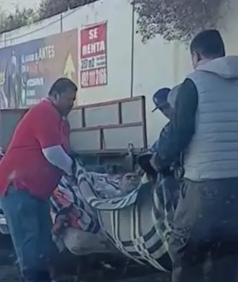 Paciente llega en cobijas al IMSS Zacatecas; familiares denuncian falta de camilla