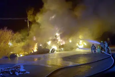Pipa con combustible se incendia tras volcar en carretera, provoca caos vial