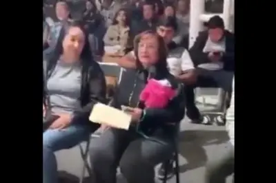 Polémica en Jalisco por regidora que llevó un mono araña a sesión de cabildo