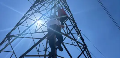 Rescatan a hombre que intentaba suicidarse desde torre de alta tensión en Ecatepec