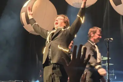 The Hives corona su gira con espectáculo electrizante en el Metropolitan