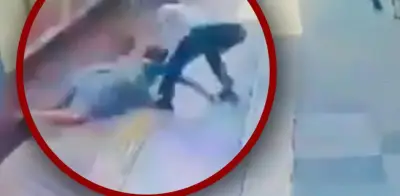 Trabajador ferroviario salva a abuelita de caer en vías del tren en Bombay; testigos lo aclaman héroe