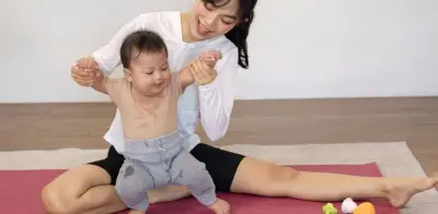 ¿Tu bebé se apoya en muebles? Señales clave de que está listo para ponerse de pie