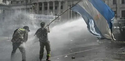 Violentos choques en Buenos Aires durante debate de reforma laboral de Milei en el Senado