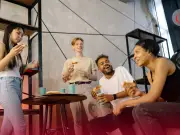 Adultos sin amigos cercanos: la psicología explica por qué no es sinónimo de antisocial