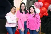 Amigas Celebran el Día de San Valentín con Alegría y Compañerismo
