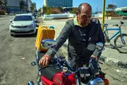 Ante la crisis energética en Cuba, triciclos eléctricos y bicitaxis ganan terreno
