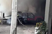 Arde Camioneta Estacionada en el Centro de Monterrey