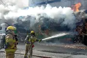 Arde tráiler cargado de cartón en la Industrial, bomberos controlan incendio