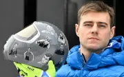 Atleta ucraniano excluido de Milán-Cortina 2026 por casco en homenaje a víctimas de guerra