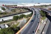 Atoran vialidad de autopista para pintar puente de naranja en Nuevo León
