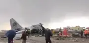 Avión militar con dinero se estrella en aeropuerto de Bolivia, genera caos y billetes esparcidos