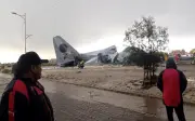 Avión militar de carga se estrella en Bolivia durante aterrizaje; hay heridos y billetes esparcidos