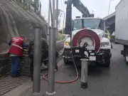 CAEM y Grupo Tláloc ejecutan desazolve nocturno en Periférico Norte del Edomex