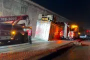 Caja de tráiler se desprende y cae de puente en carretera, causa caos vial