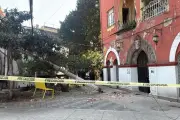 Camión derriba dos postes eléctricos en la colonia San Rafael, CDMX