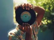 Canciones que celebran la amistad: Un recorrido musical por las mejores rolas