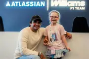 Carlos Sainz se reúne con la autora de la pegatina del unicornio en México