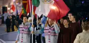 Carrillo y Schleper unen fuerzas portando la bandera mexicana en clausura olímpica