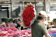 Celebración del Día de San Valentín en México: Flores, Comida y Regalos