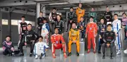 Checo Pérez brilla en foto oficial de F1 2026 con alegría de 'primer día de clases'