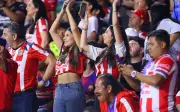 Chivas Calienta el Clásico Nacional con una Ruidosa Serenata al América