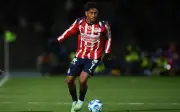 Chivas sufre baja clave: Luis Romo se pierde el Clásico Nacional por desgarro muscular