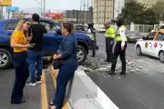 Choque múltiple involucra a patrulla policial y vehículos en avenida Gonzalitos