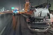 Conductor se duerme al volante y provoca aparatoso vuelco en Avenida Leones