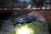 Conductor se queda dormido y cae con su auto a un arroyo en peligroso accidente
