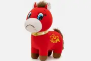 De error de fábrica a fenómeno viral: 'Crying Horse', el peluche que conquistó el Año Nuevo Chino