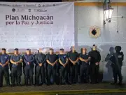 Detienen a director de policía municipal y 10 oficiales por nexos con CJNG en Michoacán