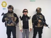 Detienen a dos mujeres de banda que robaba y desmantelaba autos en CDMX