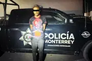 Detienen a motociclista en Monterrey por circular sin placas y con número de serie alterado
