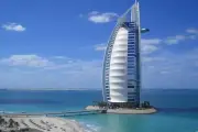 Dron Interceptado Provoca Incendio en el Emblemático Hotel Burj Al Arab de Dubái