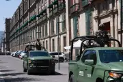 Ejército y Marina resguardan Palacio Nacional con camionetas blindadas