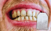 El error común al preparar té que daña tus dientes y arruina su sabor