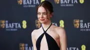 Emma Stone genera polémica por su delgadez en la alfombra roja de los BAFTA 2026