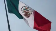 Error en Día de la Bandera: izan lábaro patrio al revés en acto oficial en Puebla