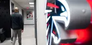 Escándalo en la NFL: Falcons despiden a entrenador por investigación de agresión sexual