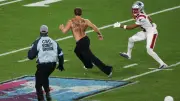 Espontáneo invade la cancha en el Super Bowl 2026 y es tacleado por jugador: video viral