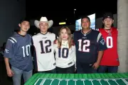 Familias Mexicanas Celebran el Super Bowl en Alegre Reunión Dominical