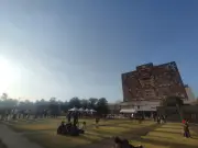 FCE entrega libros gratuitos en Ciudad Universitaria para fomentar la lectura joven