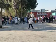 Filas desde el amanecer en el Ángel por vacuna contra sarampión en CDMX