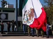 Gobernador de Jalisco abandera escuelas en emotiva ceremonia por Día de la Bandera