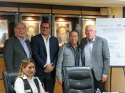 Gobierno y CROC firman convenio para llevar leche subsidiada a 2.5 millones de trabajadores