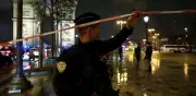 Hombre armado con cuchillo ataca a gendarme en el Arco del Triunfo de París