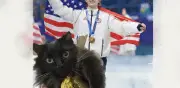Ilia Malinin comparte su oro olímpico con su gato Mysti y conquista las redes