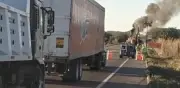 Incendian camión en autopista Mazatlán-Tepic para bloquear paso en Escuinapa
